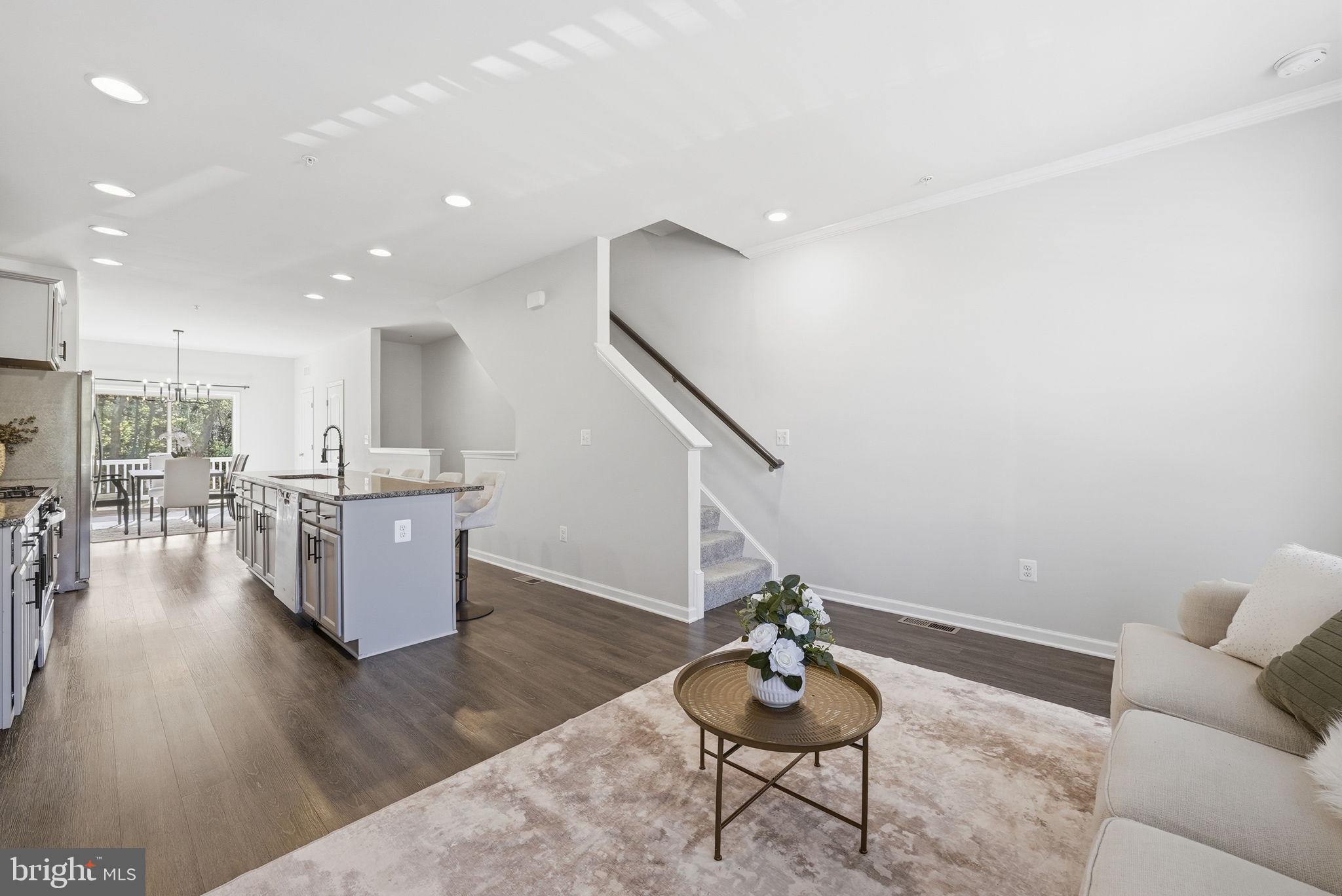 8219 HOLLOW COURT
