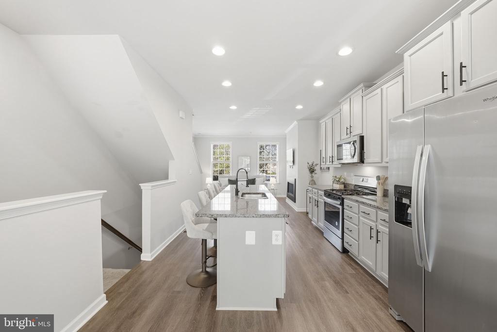 8219 HOLLOW COURT