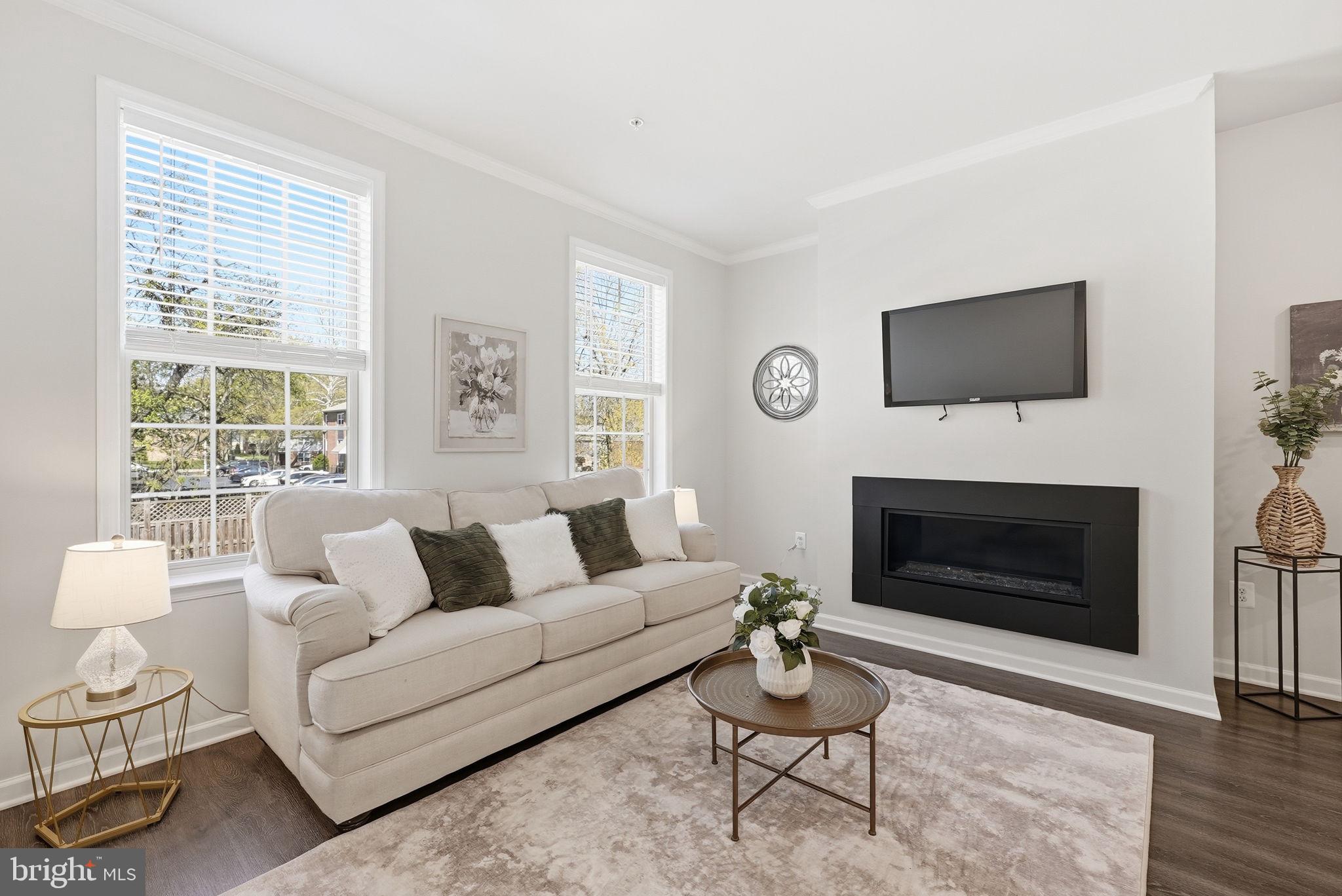 8219 HOLLOW COURT