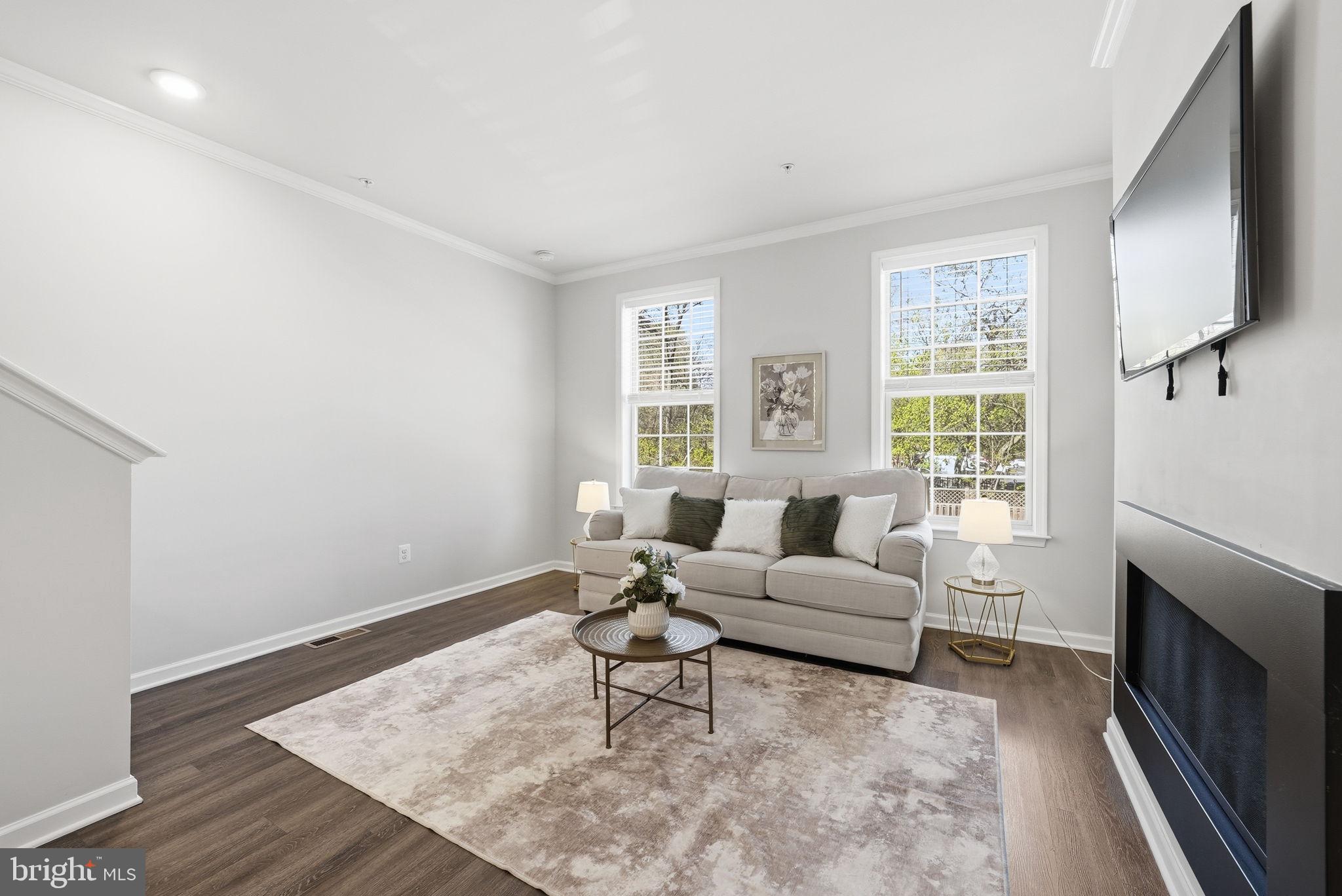 8219 HOLLOW COURT