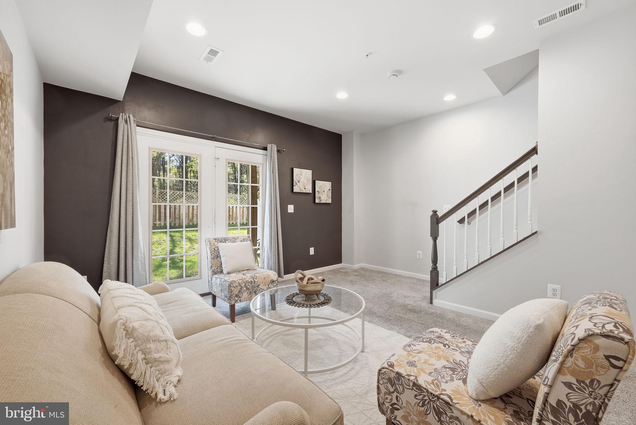 8219 HOLLOW COURT