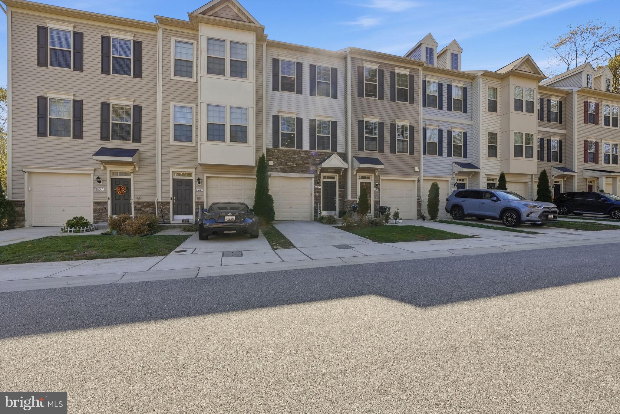 8219 HOLLOW COURT