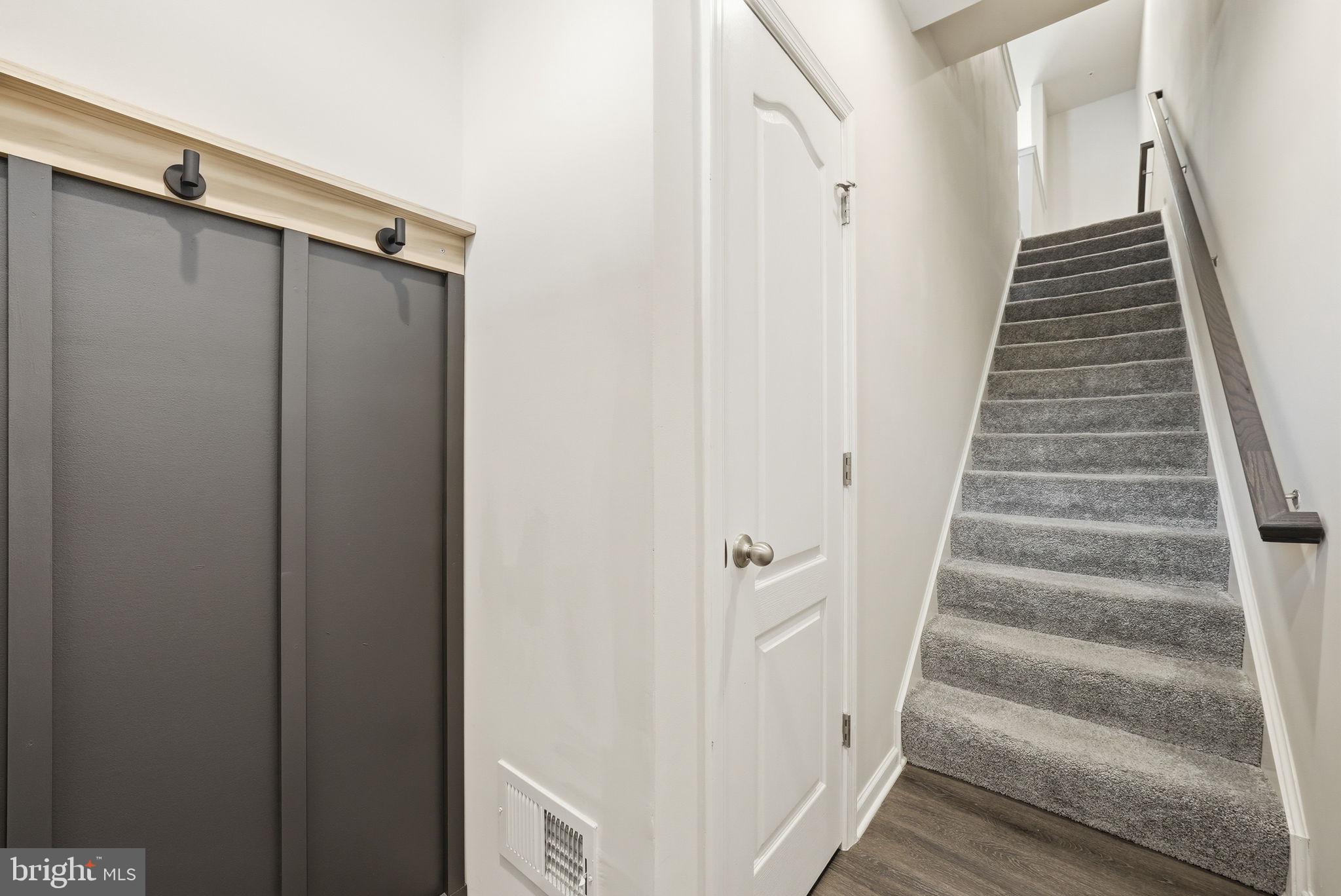 8219 HOLLOW COURT