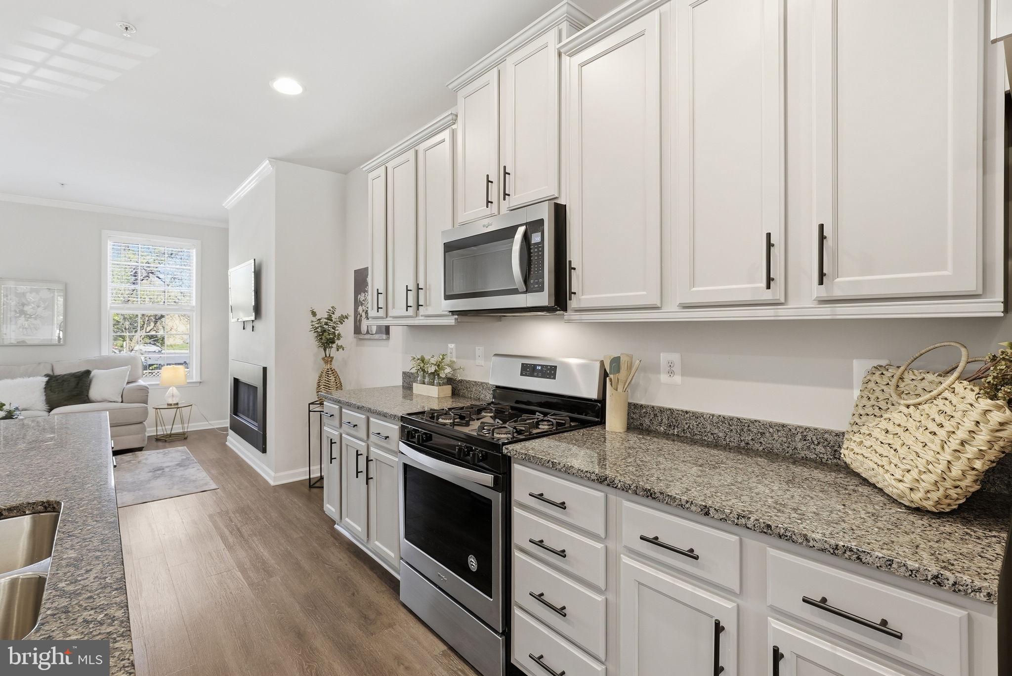 8219 HOLLOW COURT