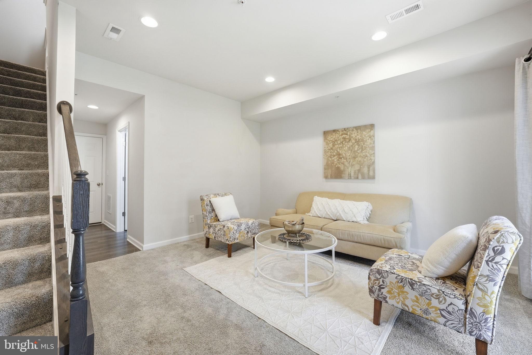 8219 HOLLOW COURT