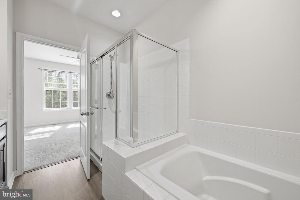 8219 HOLLOW COURT
