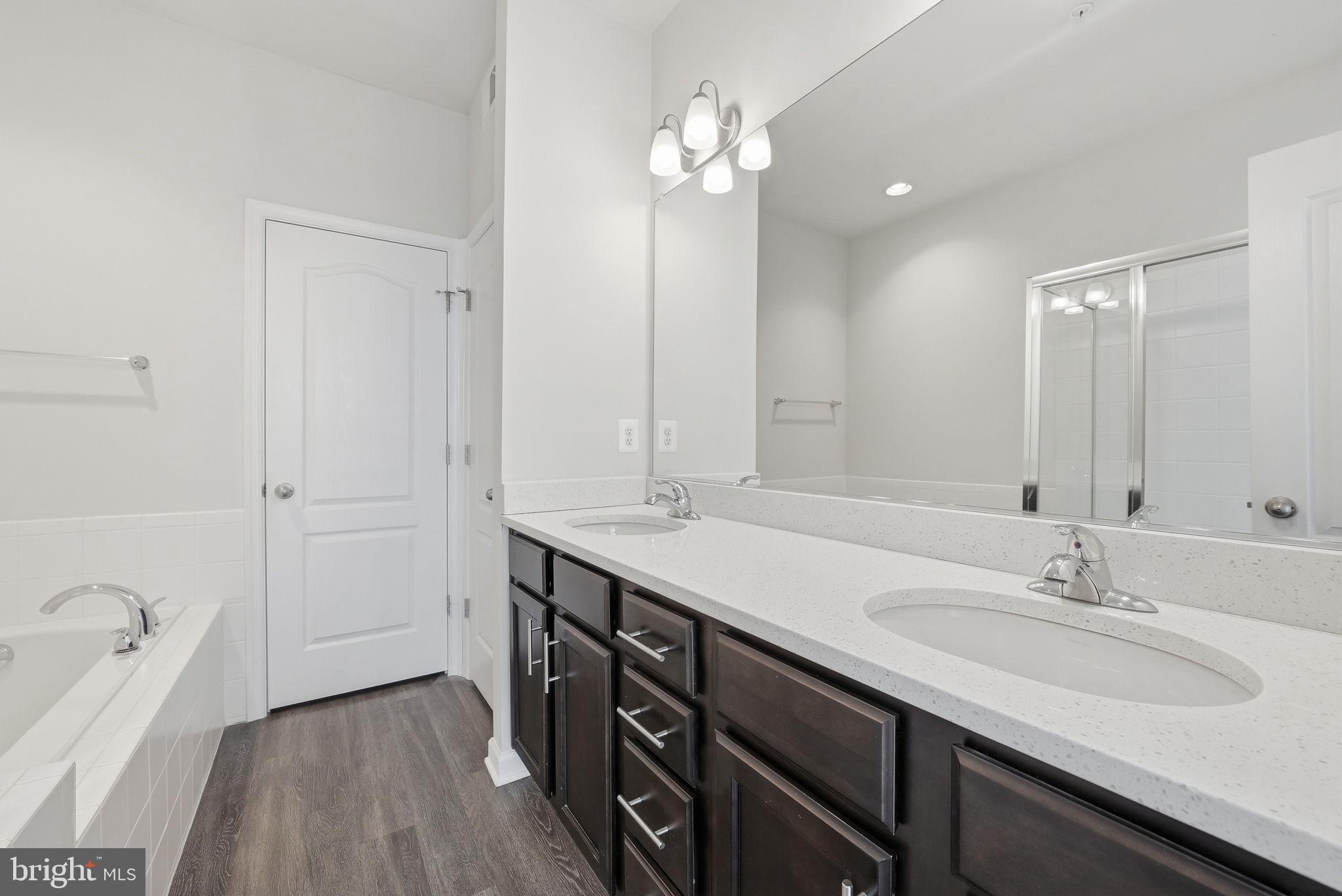 8219 HOLLOW COURT