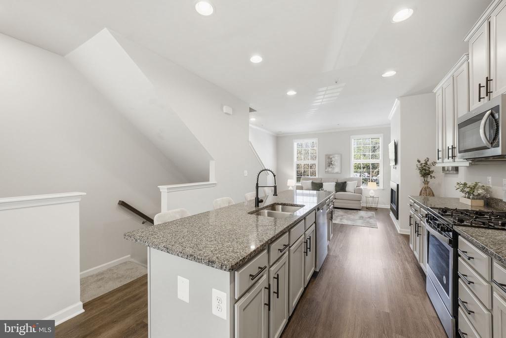 8219 HOLLOW COURT