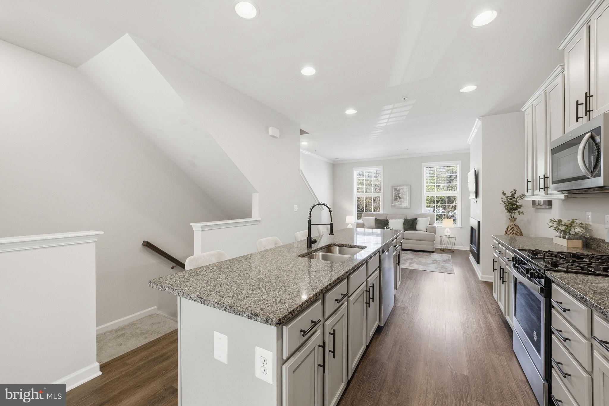 8219 HOLLOW COURT