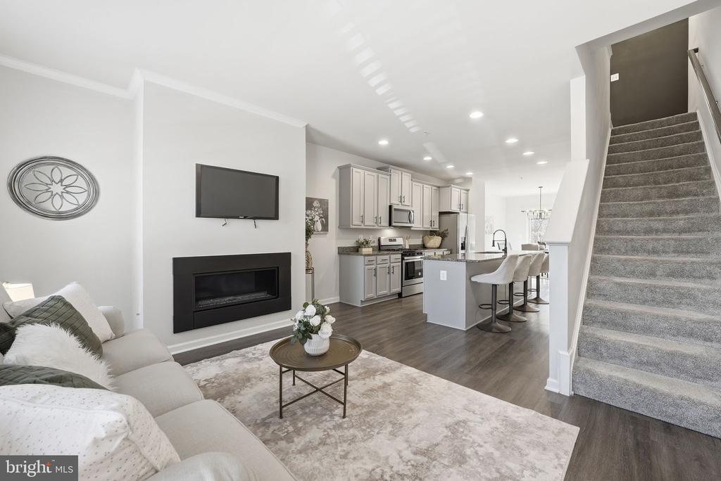 8219 HOLLOW COURT