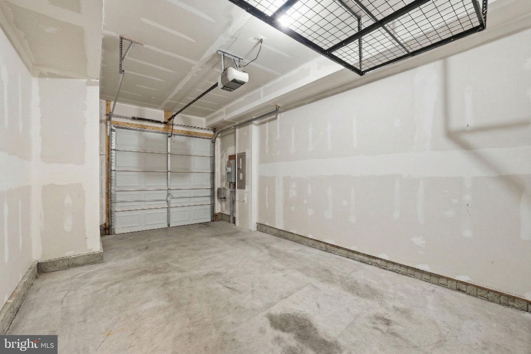 8219 HOLLOW COURT
