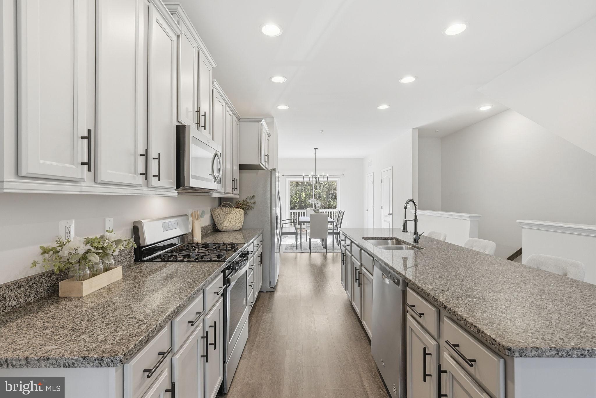 8219 HOLLOW COURT