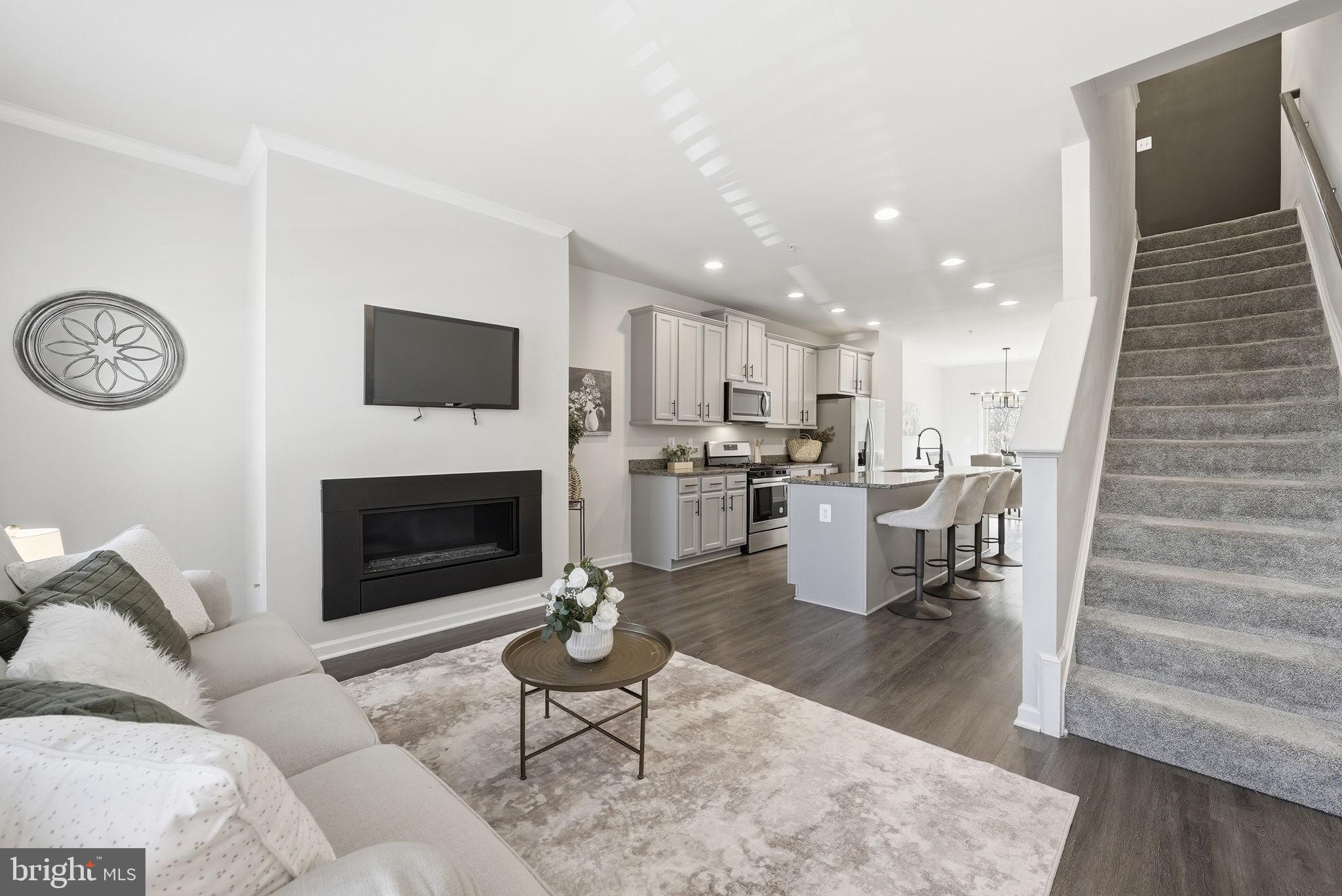8219 HOLLOW COURT