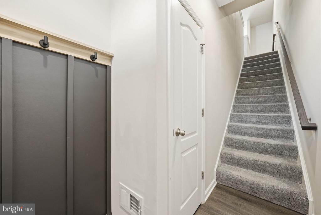 8219 HOLLOW COURT