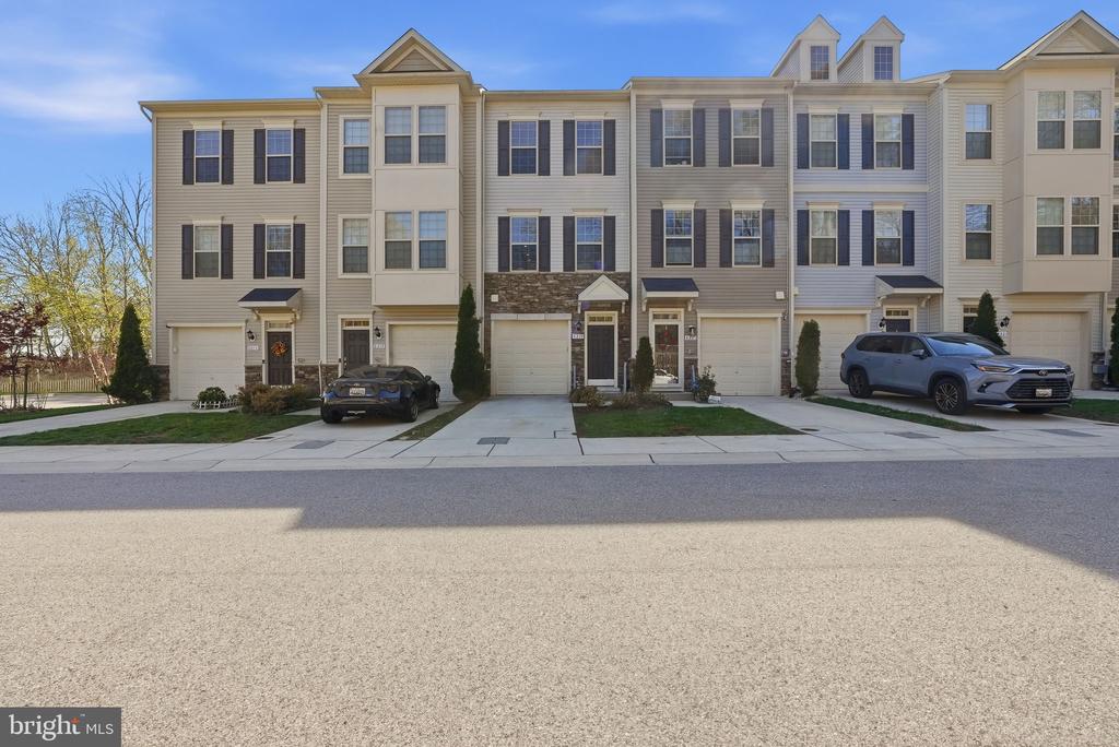 8219 HOLLOW COURT