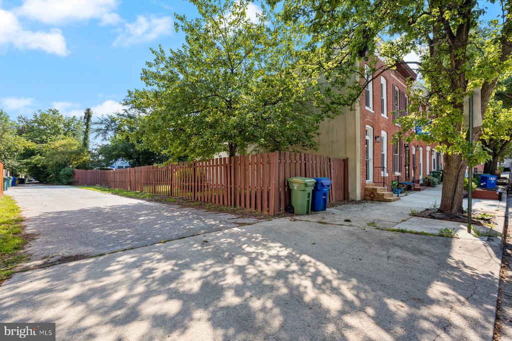 809 W BARRE ST