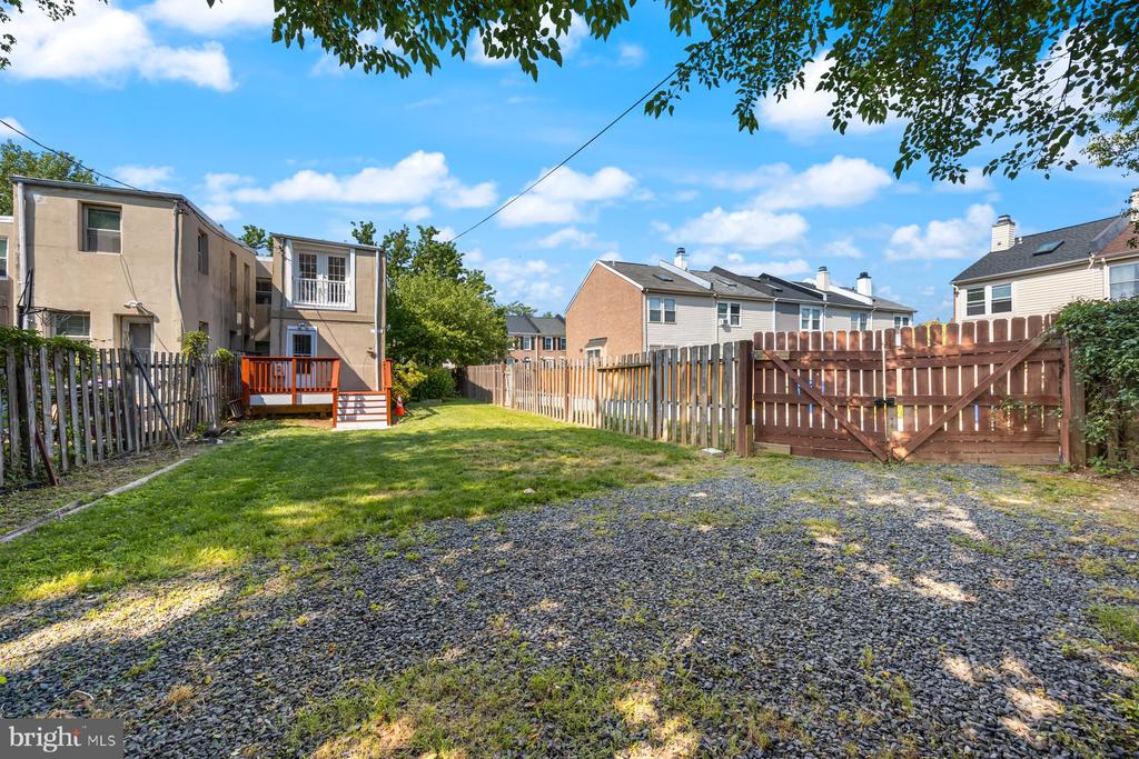 809 W BARRE ST