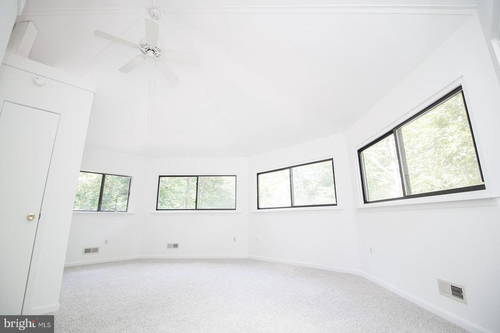 11513 RUNNING FOX CIRCLE