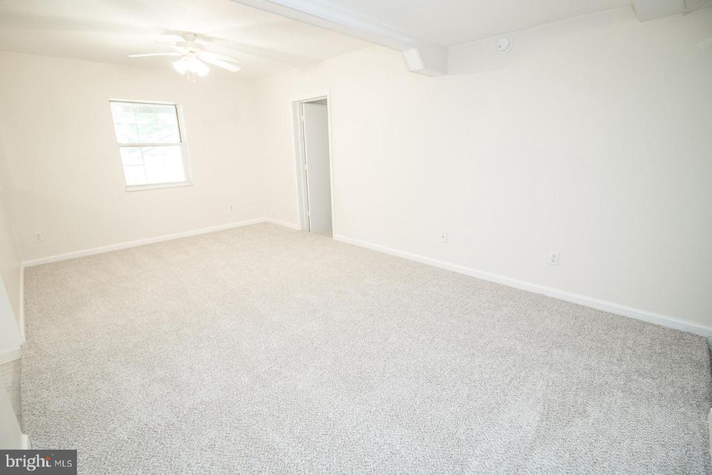 11513 RUNNING FOX CIRCLE