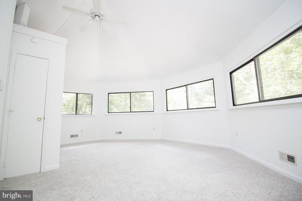 11513 RUNNING FOX CIRCLE