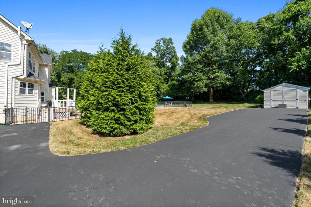 12525 PERRYWOOD LANE