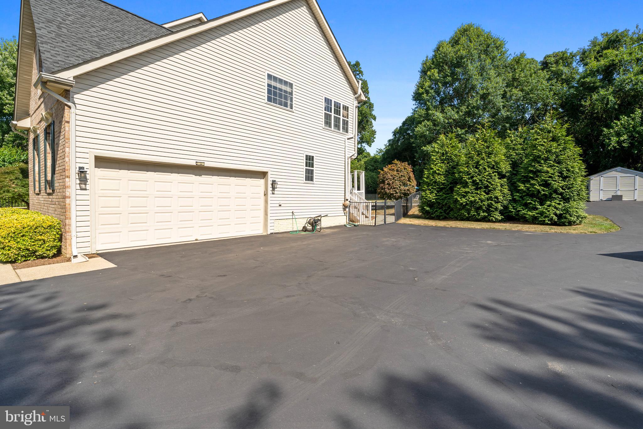 12525 PERRYWOOD LANE