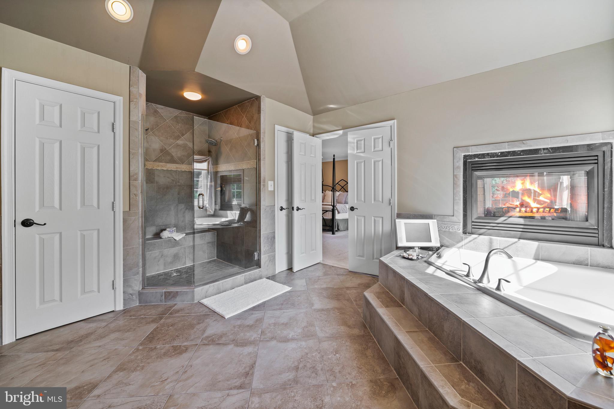 12525 PERRYWOOD LANE