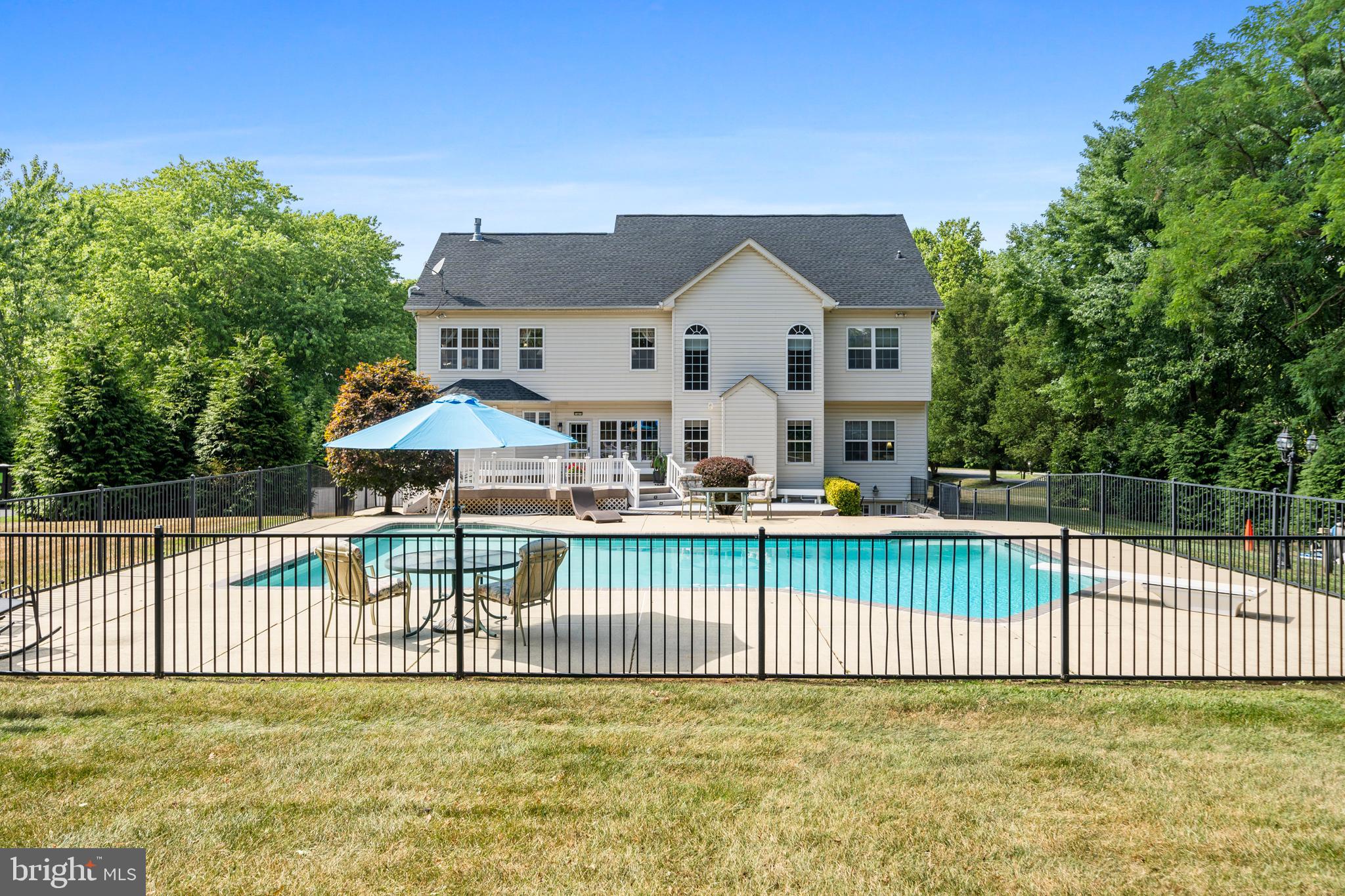12525 PERRYWOOD LANE