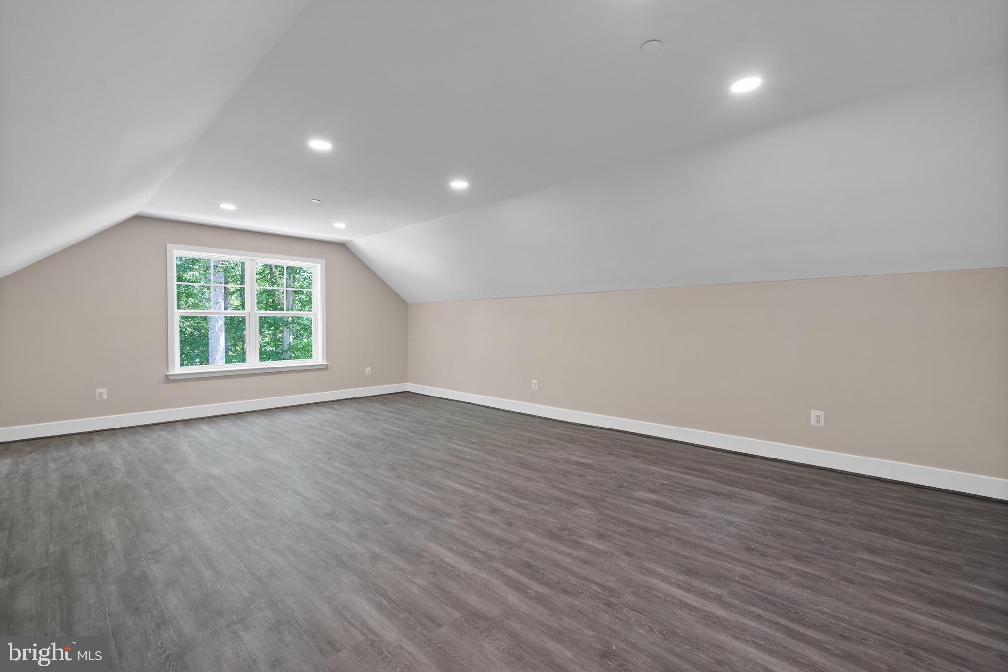5570 WARREN DRIVE