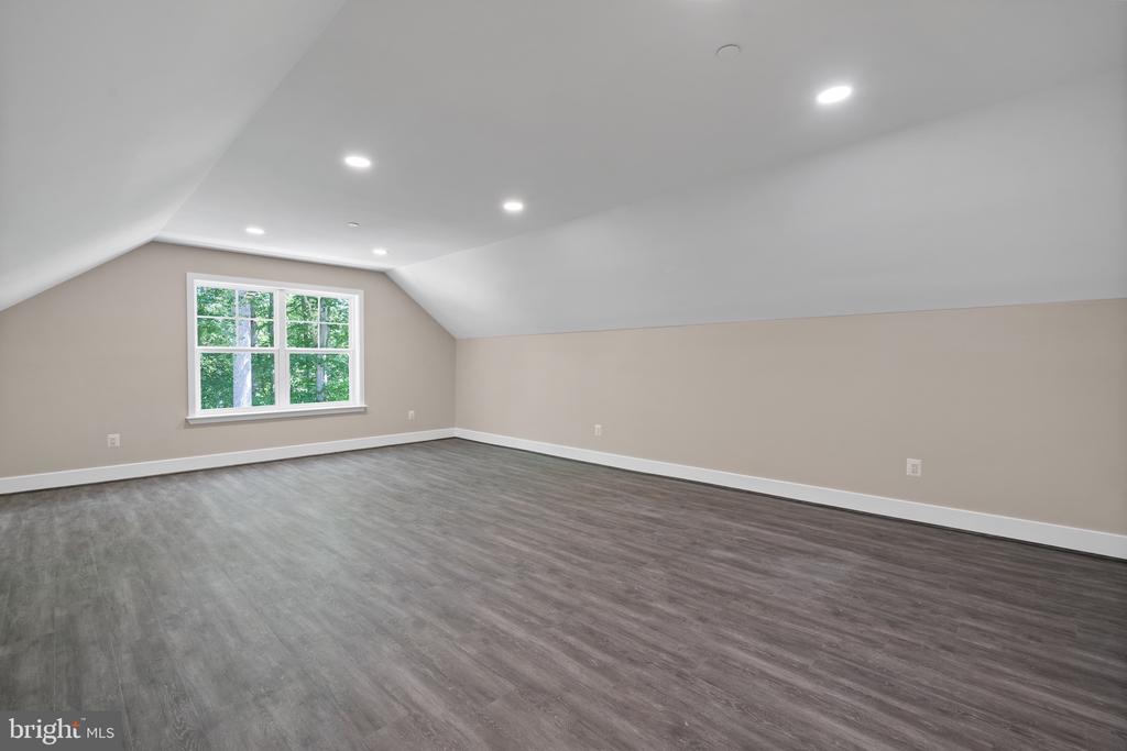 5570 WARREN DRIVE