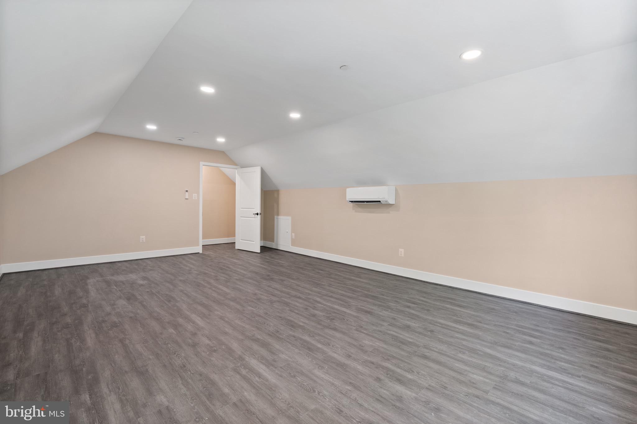 5570 WARREN DRIVE