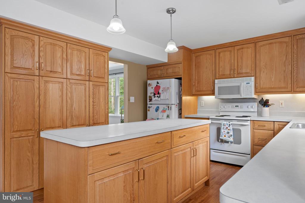 15570 HOMELAND DRIVE