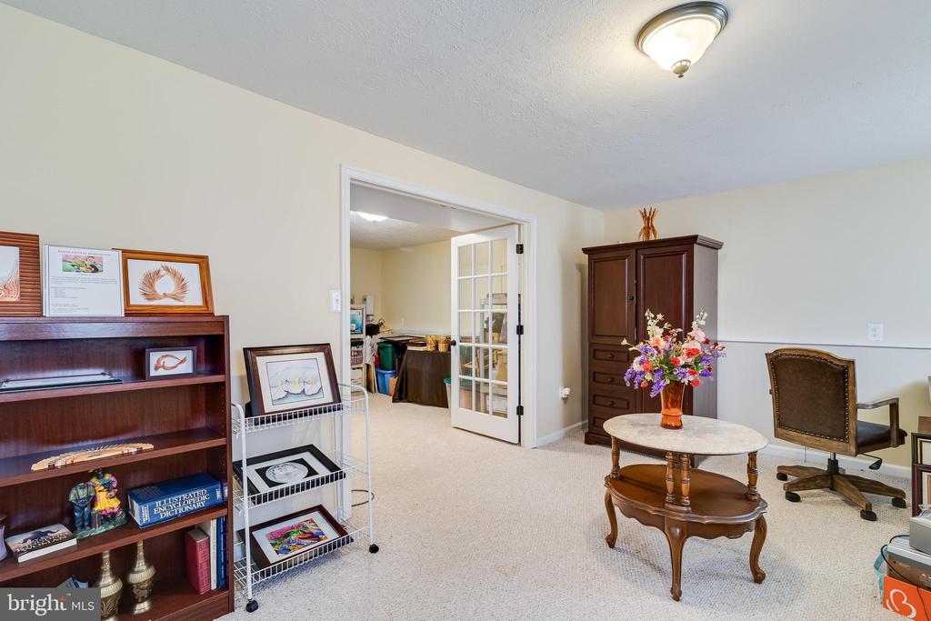 2402 OAKWOOD COURT