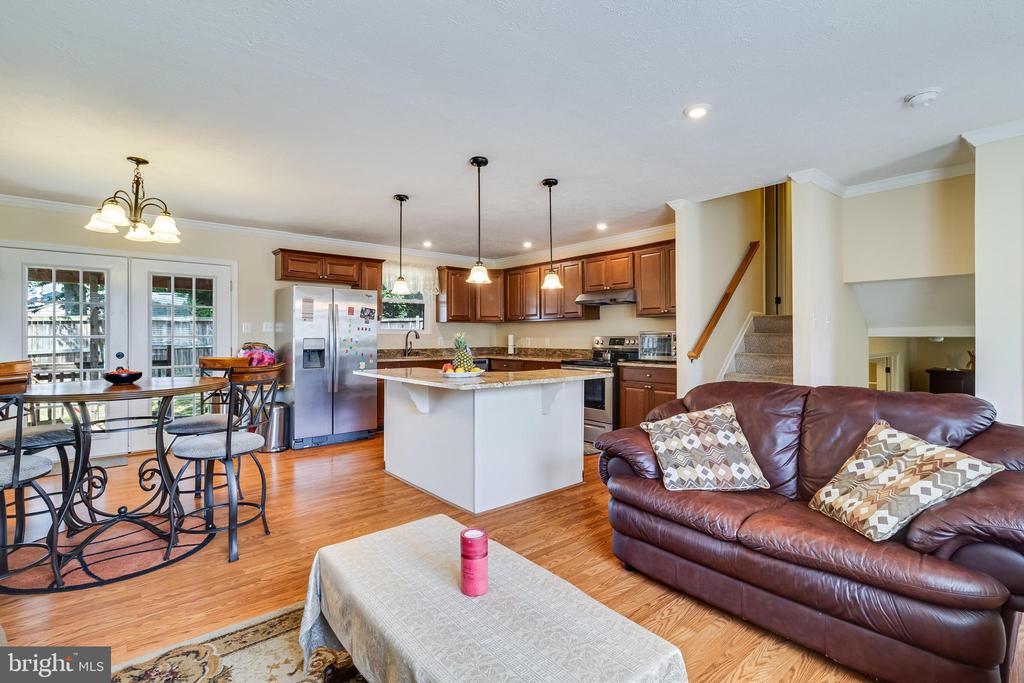 2402 OAKWOOD COURT