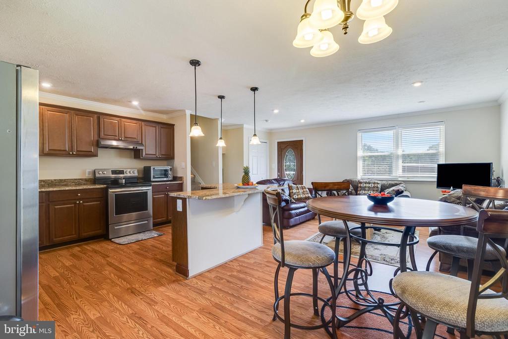 2402 OAKWOOD COURT