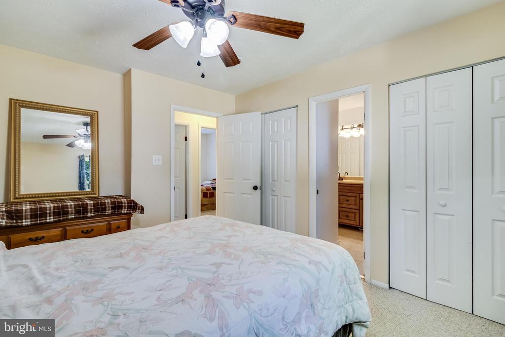 2402 OAKWOOD COURT