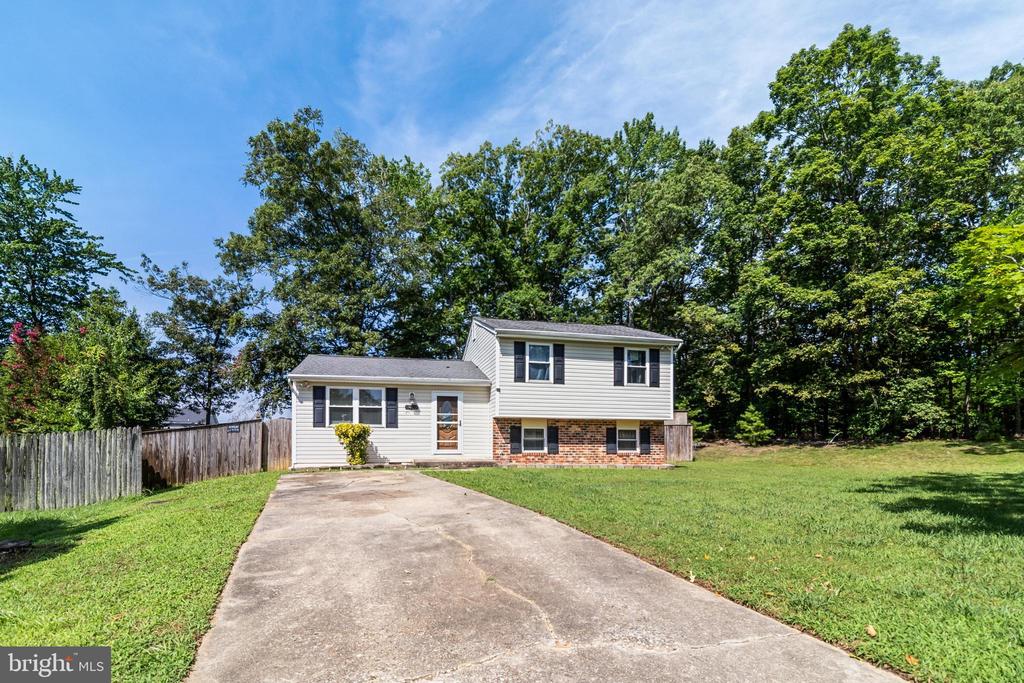 2402 OAKWOOD COURT