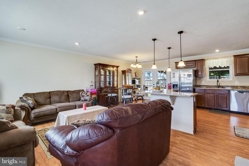 2402 OAKWOOD COURT