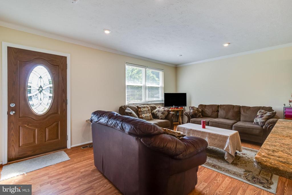 2402 OAKWOOD COURT