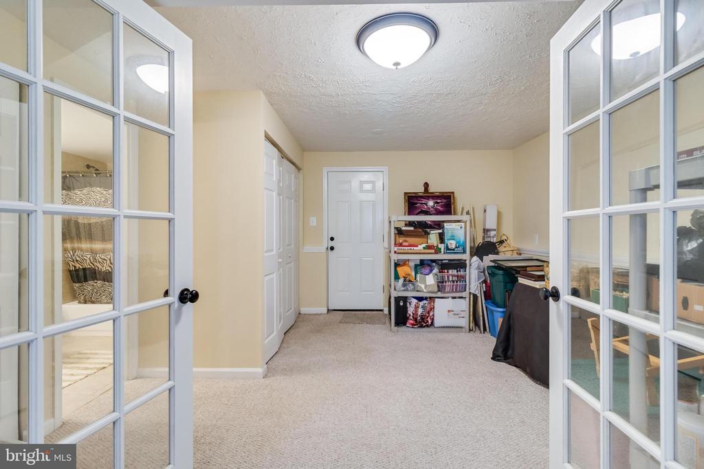 2402 OAKWOOD COURT