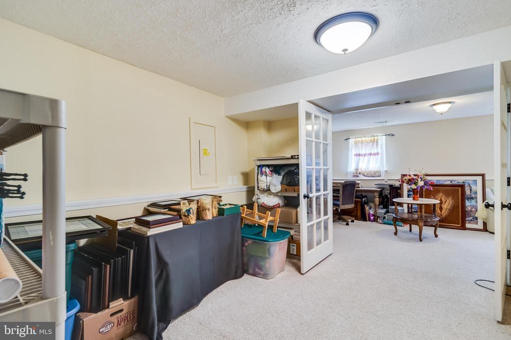 2402 OAKWOOD COURT