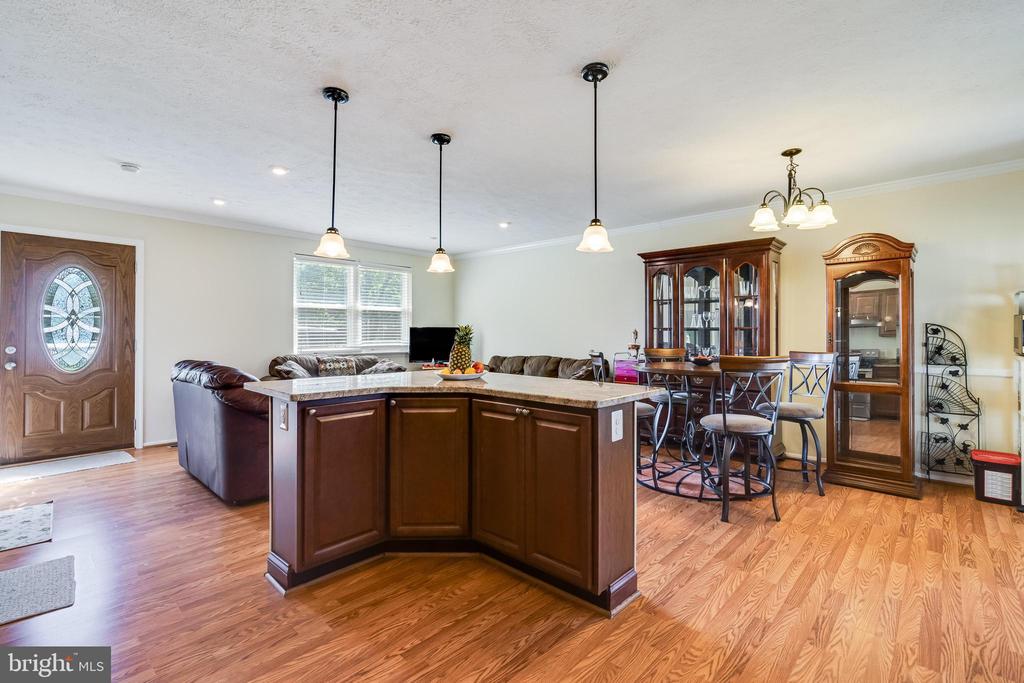 2402 OAKWOOD COURT
