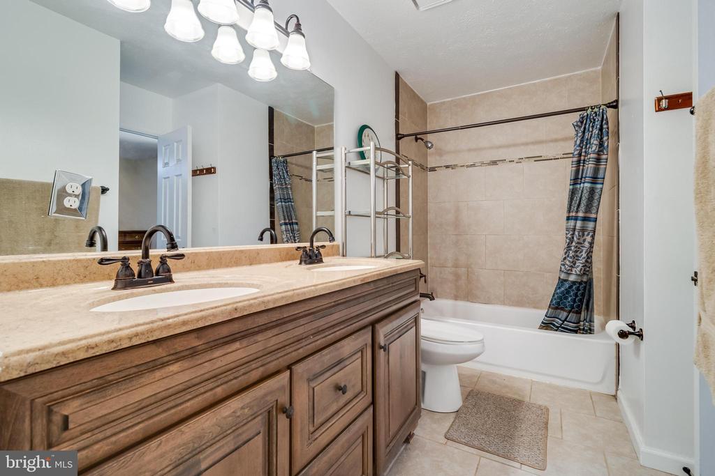 2402 OAKWOOD COURT