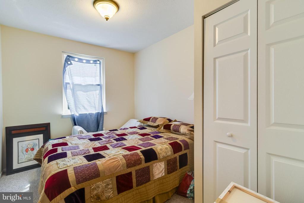 2402 OAKWOOD COURT