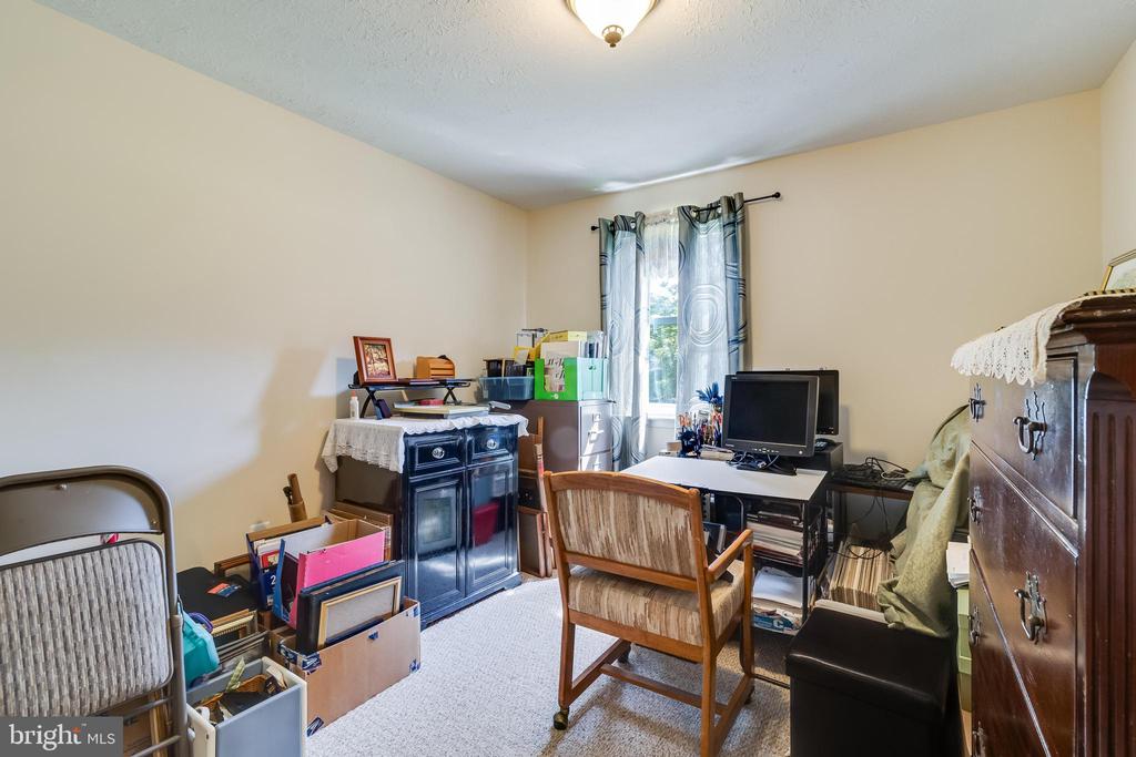 2402 OAKWOOD COURT