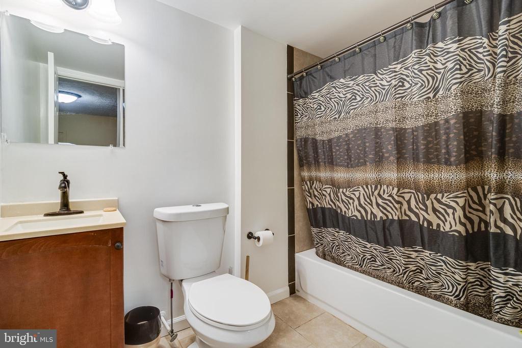 2402 OAKWOOD COURT