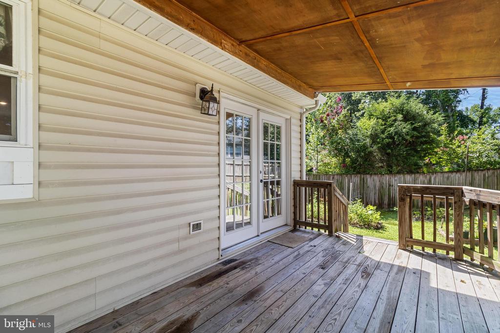 2402 OAKWOOD COURT