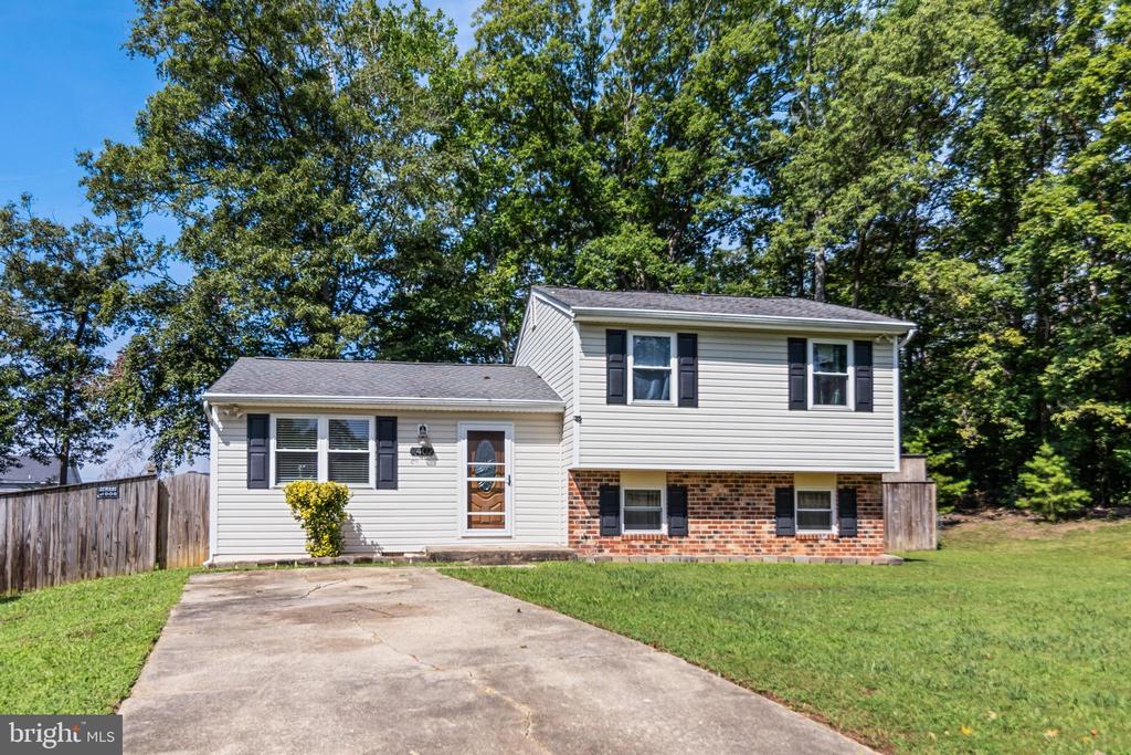 2402 OAKWOOD COURT