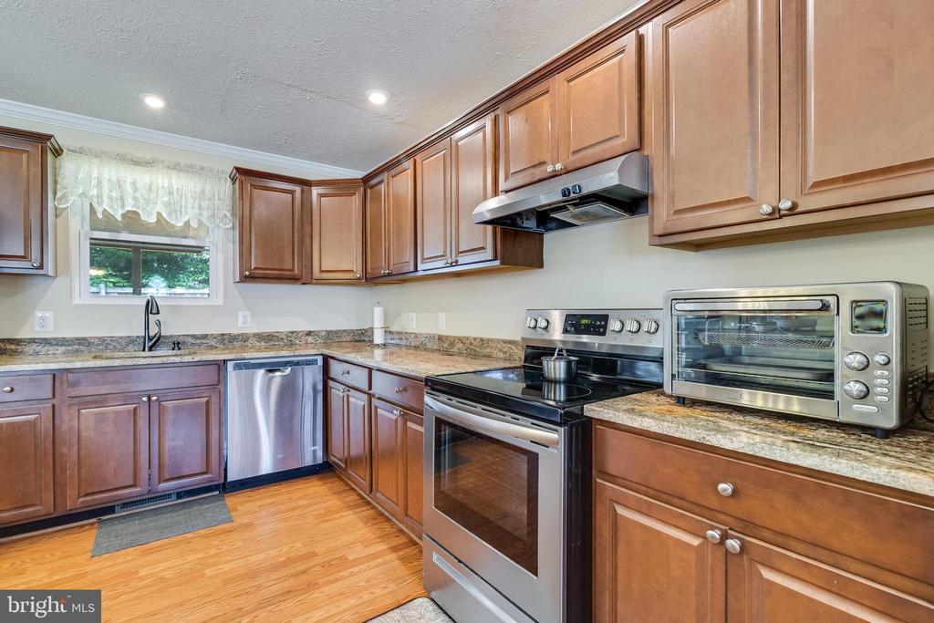 2402 OAKWOOD COURT