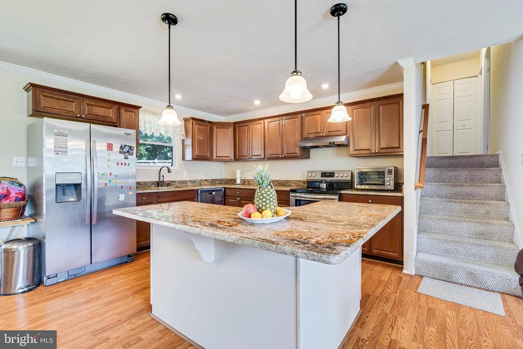 2402 OAKWOOD COURT